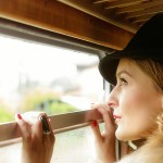 Frau schaut aus dem Zugfenster - von Fotograf Ulf Pieconka