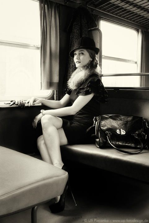 Sabine sitzt im Zug - Model beim Fotoshooting in Würzburg- von Fotograf Ulf Pieconka